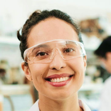 técnico de laboratorio atento a sus preguntas